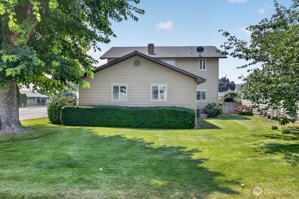 905 4th Ave SE
