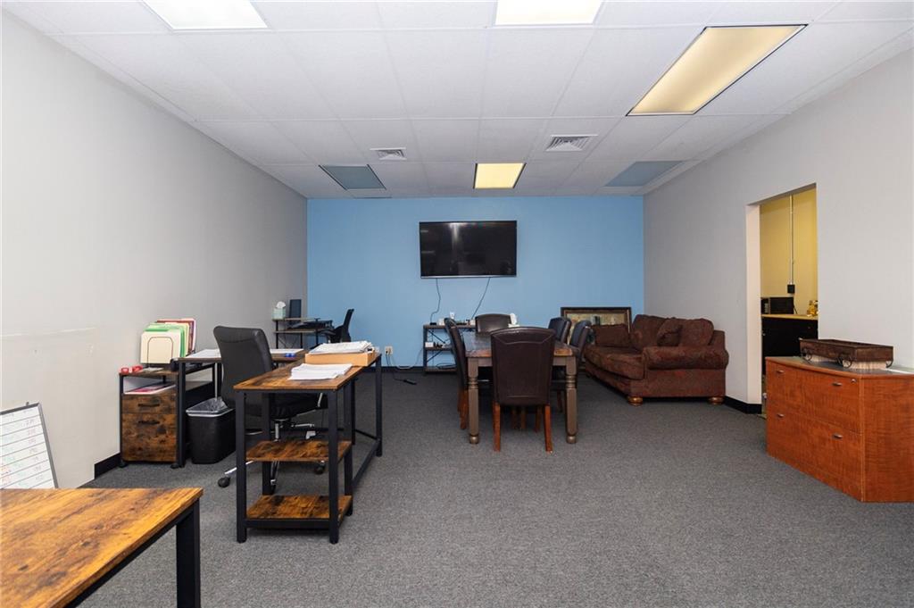 8320 N Oak Trafficway