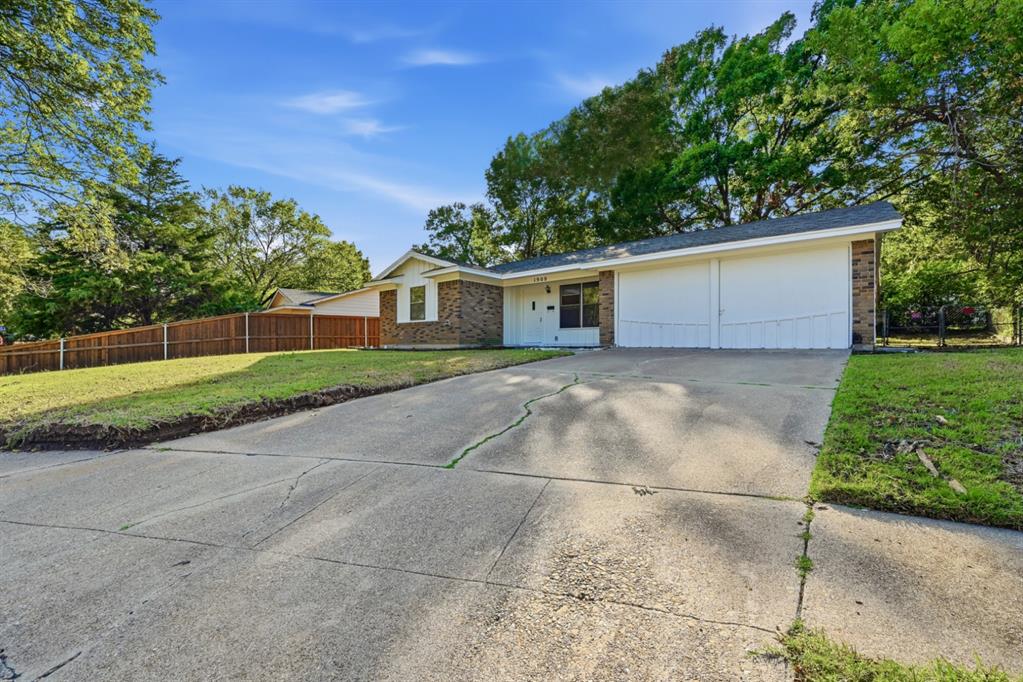 Come see this home located in the cul de sac.  Might be close enough to UTA to even walk there.  Home has been prepped for new owners with fresh paint, carpet, fixtures, new gas oven, and more.