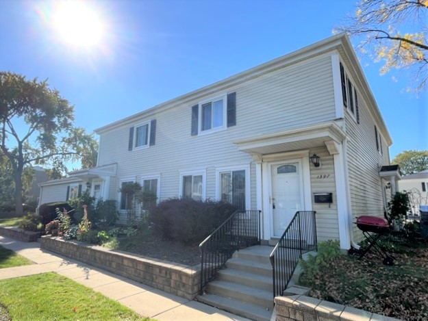 MOVE IN READY, 2 STORY STYLE WITH GARAGE..NEWER WINDOWS, NEWER KITCHEN CABINETS, NEWER APPLIANCES, UPDATED BATH..NICE SIZE MASTER BR W/WALK-IN, SEP DIN AREA, GENEROUS SIZE LIVING RM..CLOSE TO MAJOR ROADS, SHOPPING, SCHOOLS AND MORE.