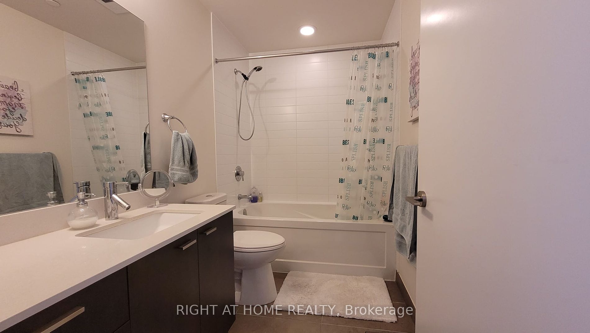 30 Roehampton Ave 2211
