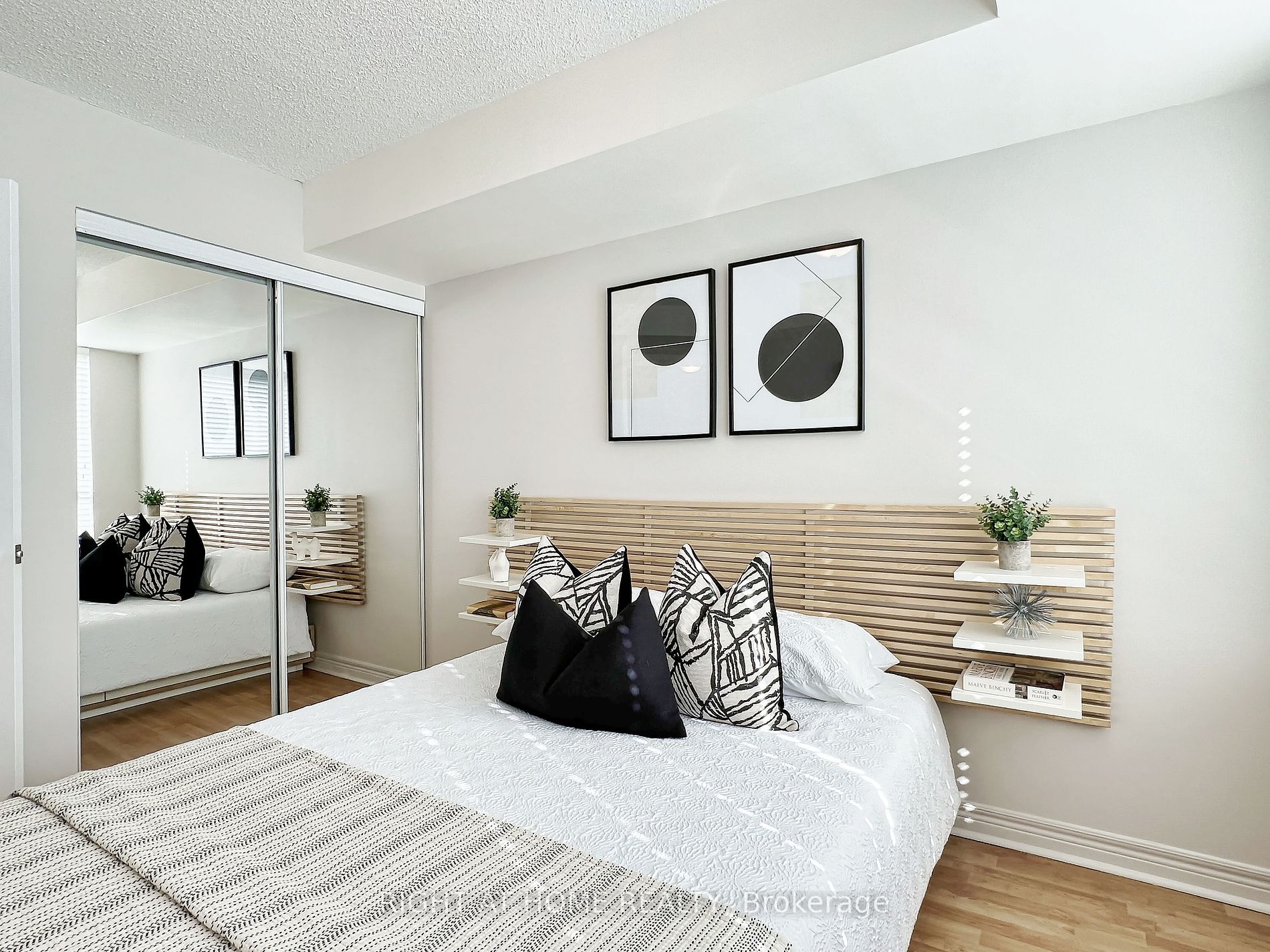 212 E Eglinton Ave 502