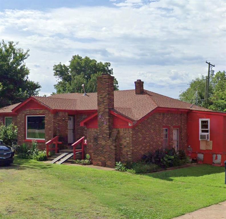 Sturdy and established 1274 square foot home on spacious lot(s). Location is convenient yet situated in a scenic and serene community. First time Buyer(s) and Investors are welcome!