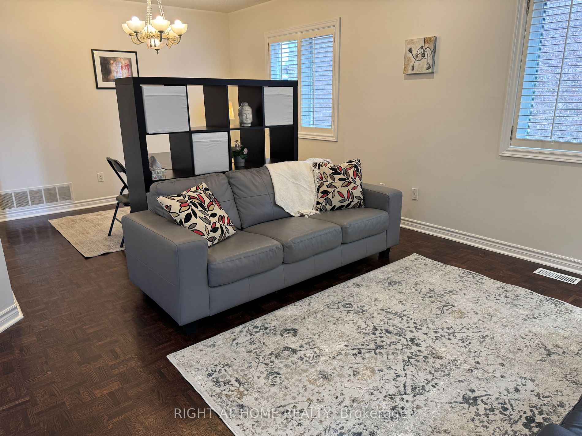 5276 Floral Hill Cres