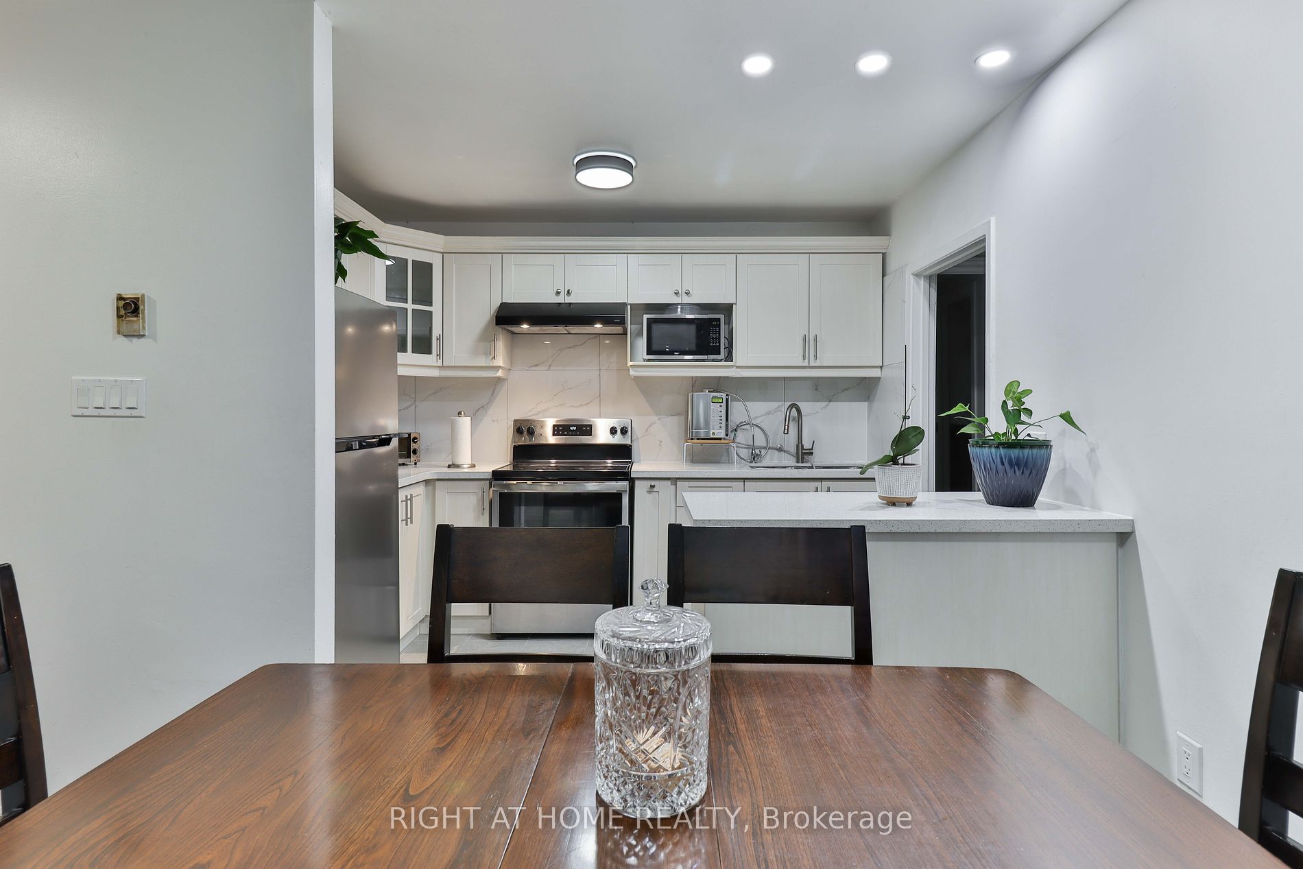 19 London Green Crt 98
