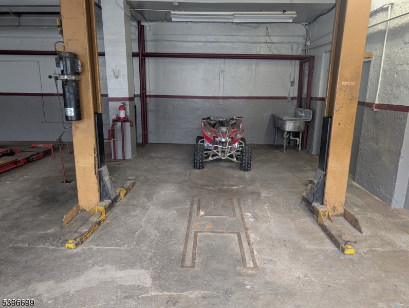 812 S Main St Bay L