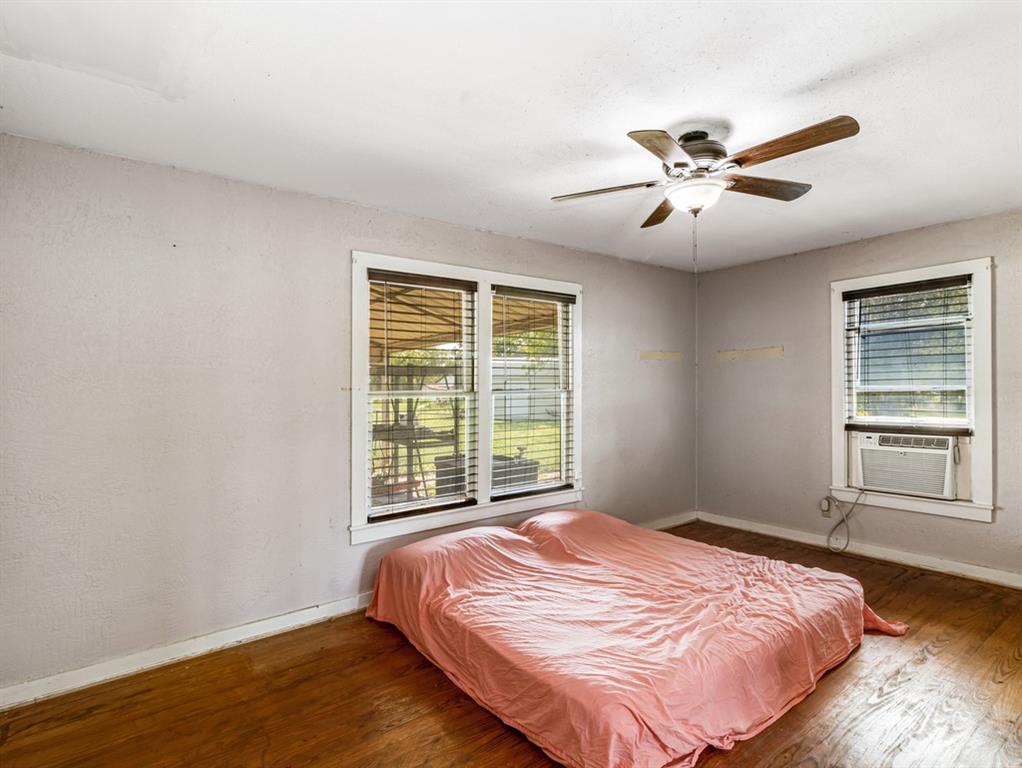 112 W Hackberry Street