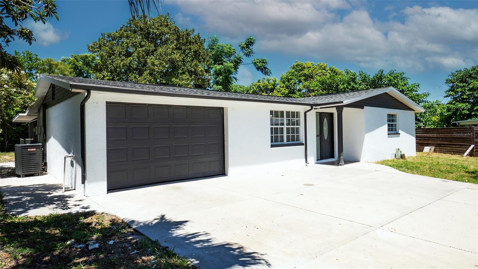 Located at 12705 Capitol Dr, Hudson, FL 34667, this beautiful 3-bedroom, 2-bathroom residence is a rare opportunity on the market. Completely remodeled in 2025, it combines modern design, efficiency, and a strategic location close to everything you need.The seller is giving concessions for a portion of the closing costs.
? Major Renovations (2025)
• NEW Roof (2025)
• NEW Air Conditioning (2025)
• NEW Water Heater (2025)
• Completely new kitchen: modern cabinetry, brand-new Stanley steel appliances, and a functional design with quartz countertops.
• Renovated bathrooms with contemporary finishes.
• LED lighting throughout the home for greater efficiency and a modern feel.
• Light ceramic floors in each space, providing freshness, spaciousness, and elegance.
??? Proximity to amenities and entertainment
The property is minutes from Hudson Square, Point Plaza Commons, and Walmart Supercenter, with supermarkets, restaurants, shops, and gyms within easy reach.
?? Access to hospitals and medical centers
Close proximity to renowned hospitals such as Bayonet Point Regional Medical Center, Morton Plant North Bay Hospital, and Oak Hill Hospital, as well as local clinics such as Gulf Coast Medical Center and EliteCare Health Center.
?? Education
In the area, you'll find multiple educational options: Hudson Primary Academy, Hudson High School, Fivay High School, and charter schools such as Countryside Montessori and Dayspring Academy.
?? Recreation and lifestyle
Enjoy coastal living in Hudson Beach, explore nature at Werner-Boyce Salt Springs State Park, and enjoy unique family experiences at Weeki Wachee Springs. The area also features community parks and golf clubs.
?? Transportation and Connectivity
• Quick connection to US-19 and SR-52, ideal for easy travel to Tampa, Clearwater, and the surrounding area.
• Public transportation (PCPT) is available, with routes such as Route 21 connecting to hospitals, schools, and shopping centers.
• Just 45 minutes from Tampa International Airport and close to St. Pete–Clearwater International Airport.