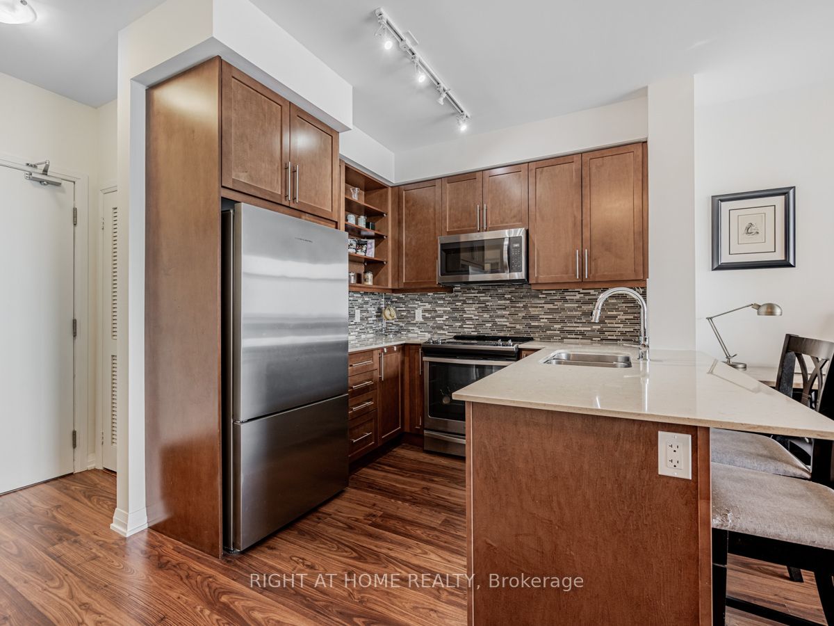 65 E Oneida Cres 1010