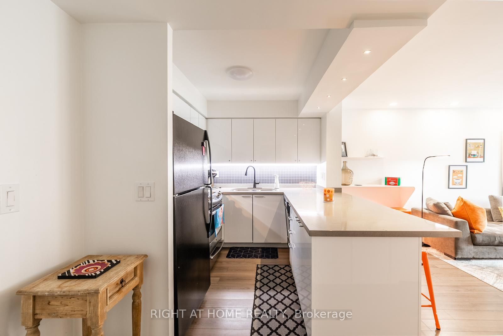 330 E Adelaide St 803