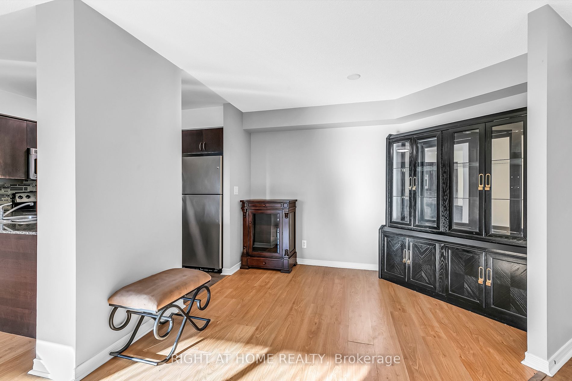 185 Oneida Cres 320