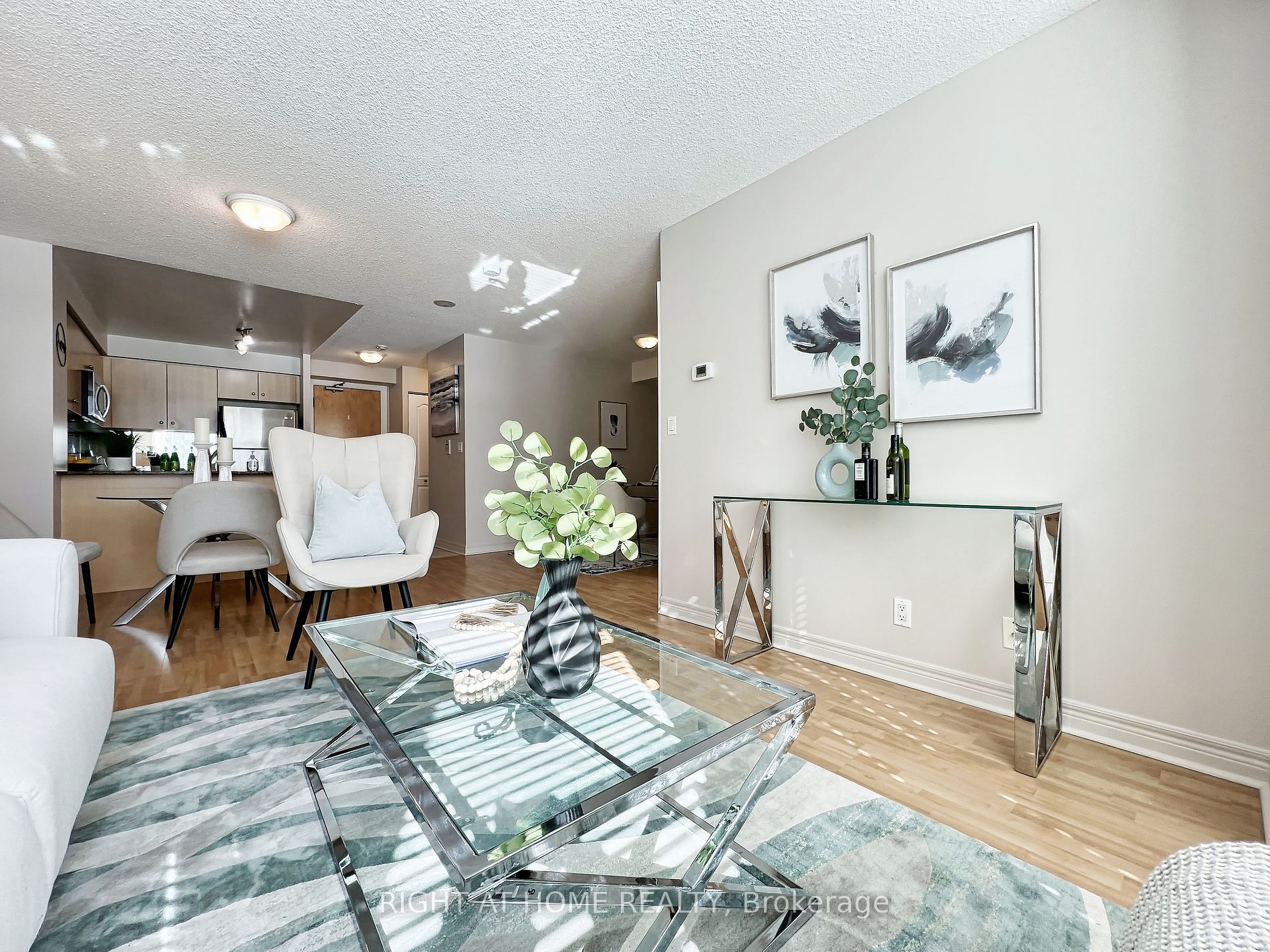 212 E Eglinton Ave 502