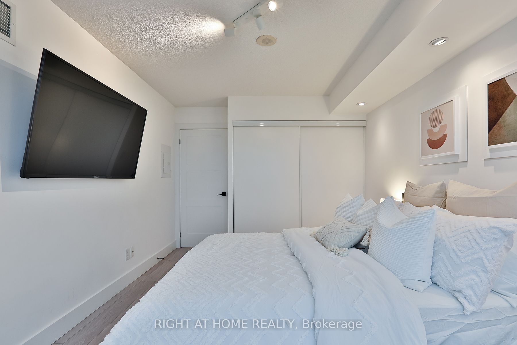 88 Grangeway Ave 2506