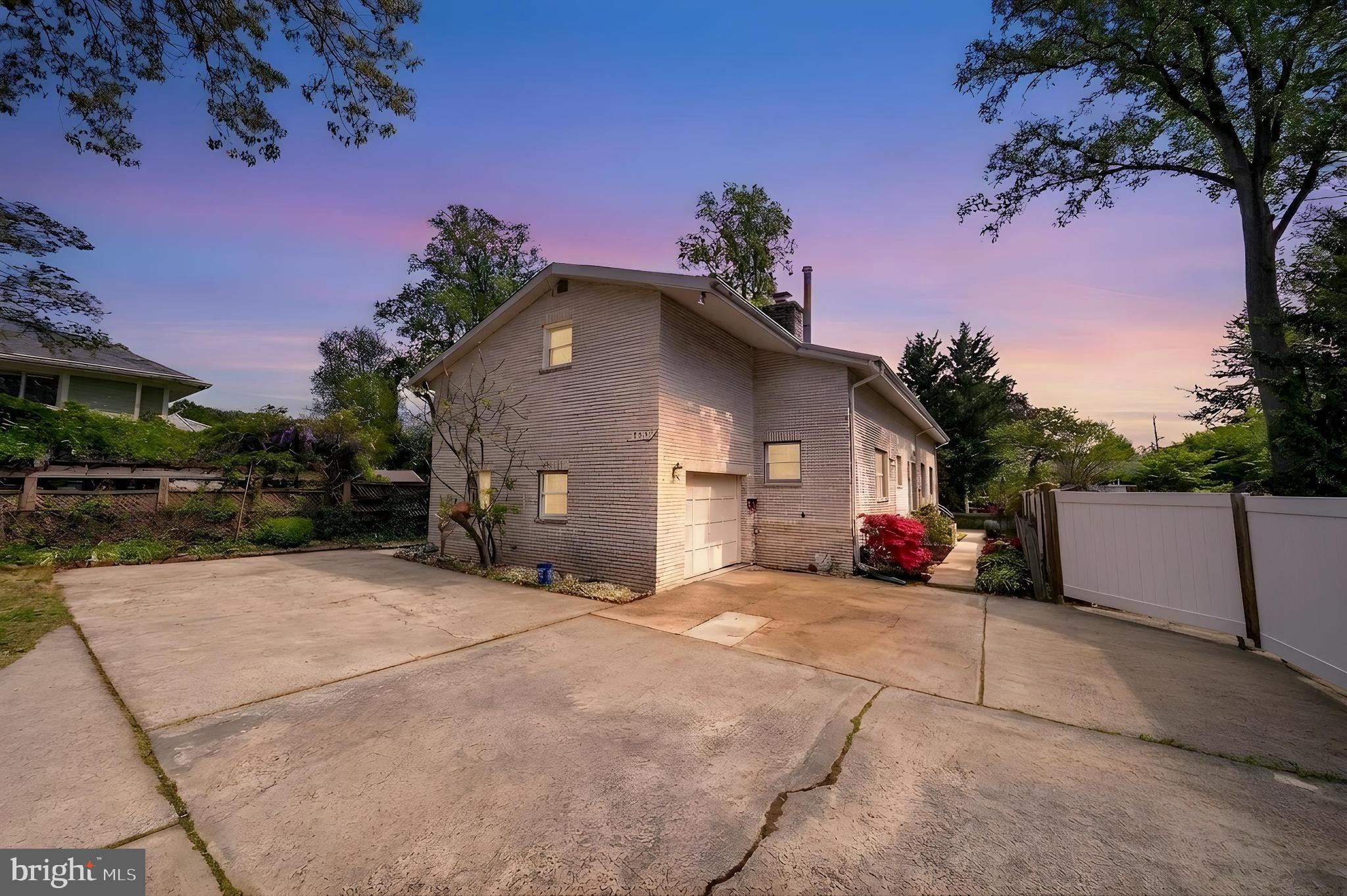 5812 Greenlawn Dr  
