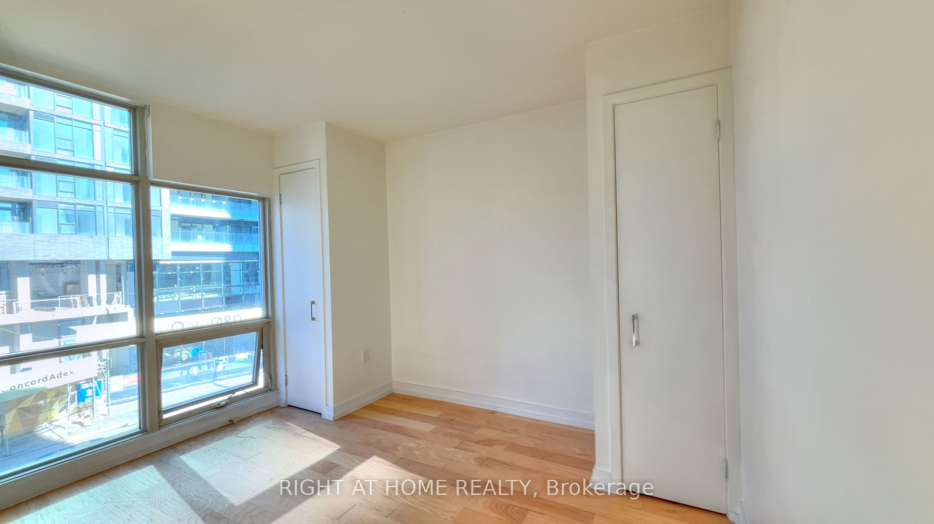9 Spadina Ave 312