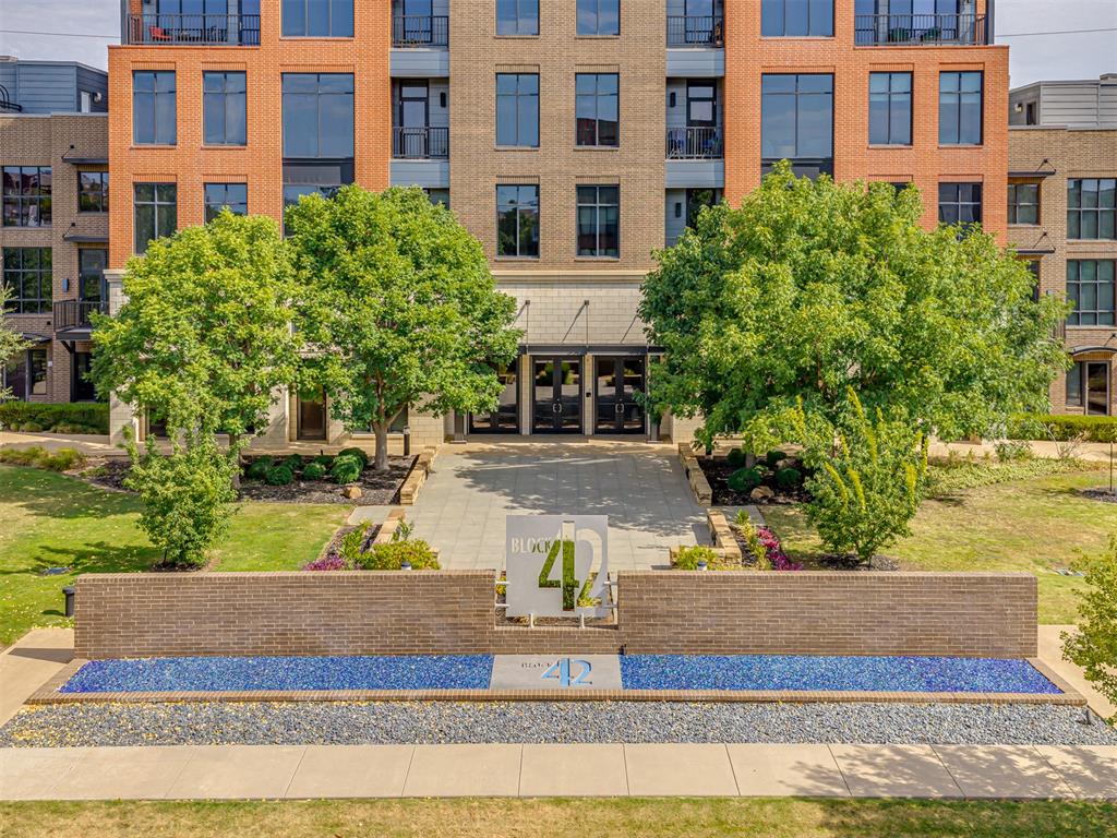 This Sheek 1 bedroom, 1.5 bathroom Condo located in the prestigious Block 42 building is waiting for you! Tall ceilings, hard wood floors, stainless steel appliances, contemporary finishes, is just a few amazing things to name about this fabulous property. Gated entry oversized one car garage, washer and dryer located in primary closet, LARGE primary bedroom and huge windows that offer an abundance amount of natural light. Close to Thunder games, nightlife, OU Med, law offices and so much more. Don't miss this one!