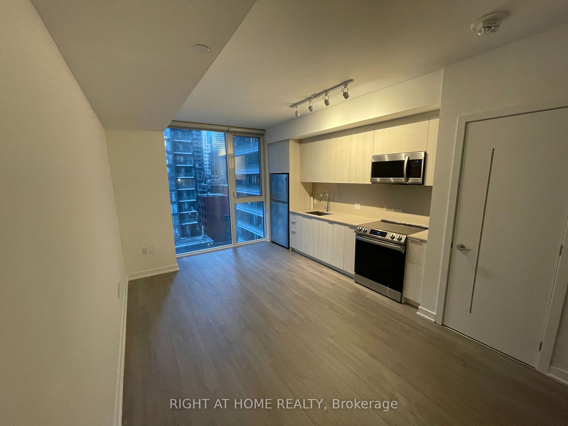 357 W King St 1105