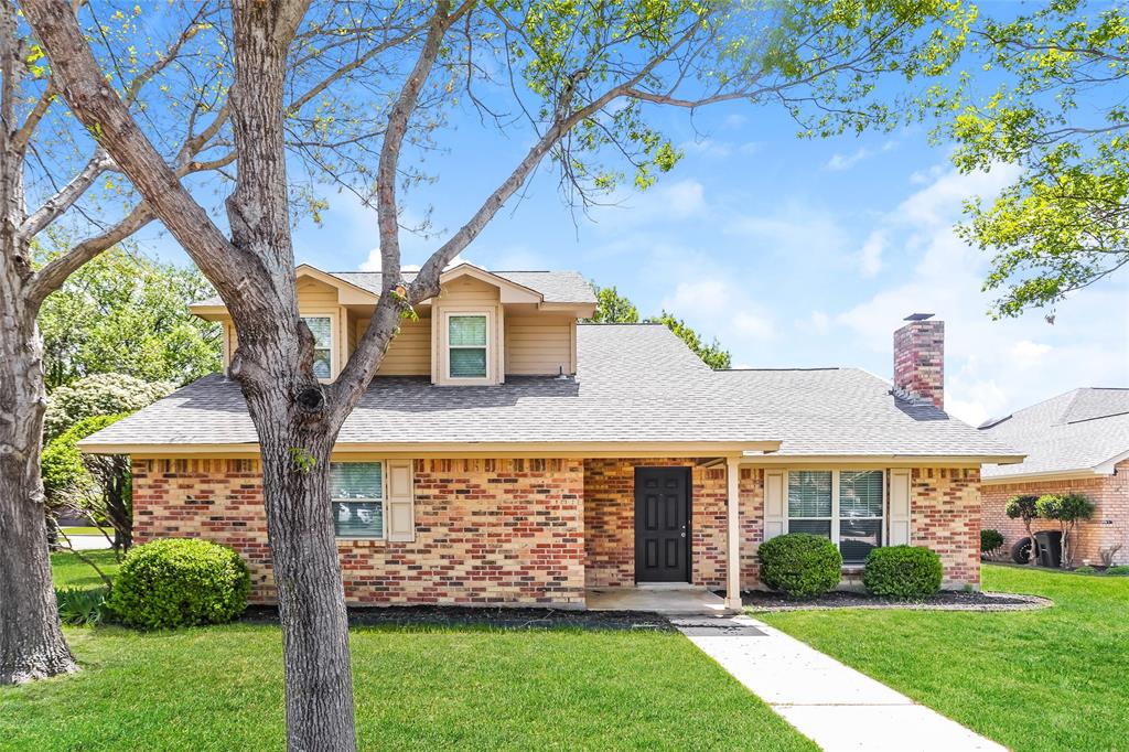 Welcome to 1 Roaring Creek Ct! Discover this 3 bed, 2.5 bath home in Trophy Club featuring vaulted ceilings and a cozy brick fireplace. The eat-in kitchen boasts stainless steel appliances and opens to a bright, naturally lit living space. Enjoy a spacious primary suite with a walk-in closet and double vanity. Step outside to a private back patio, perfect for relaxing or entertaining. Conveniently located near shopping and restaurants, this home blends comfort and lifestyle in a desirable neighborhood.