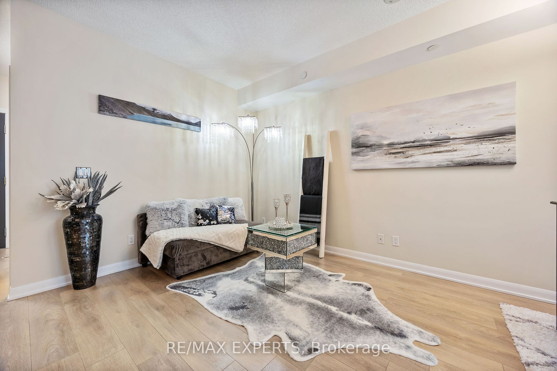 435 W Richmond St 802