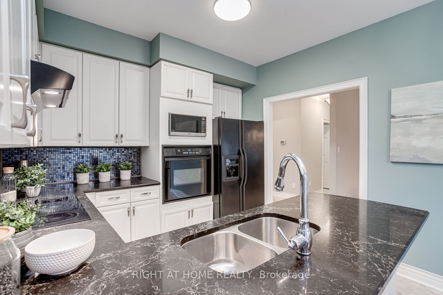 311 Waterbury Cres