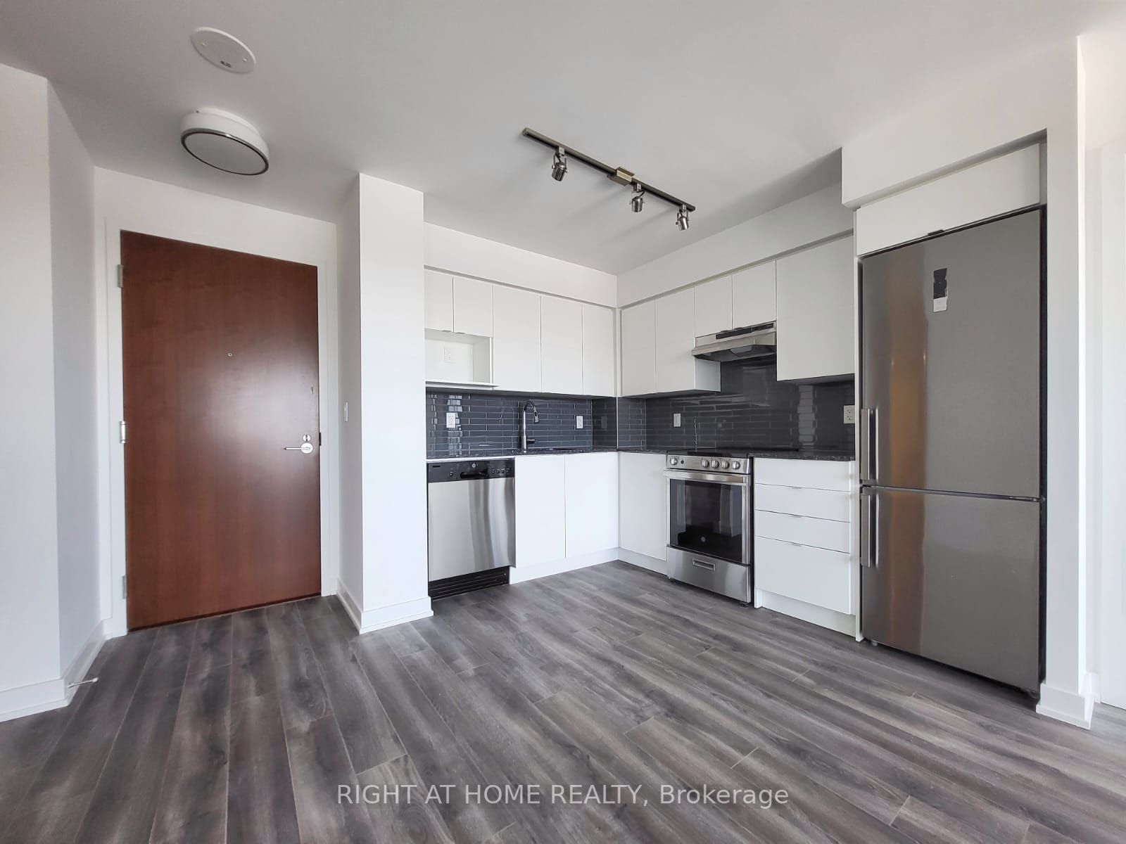 120 Varna Dr 1115