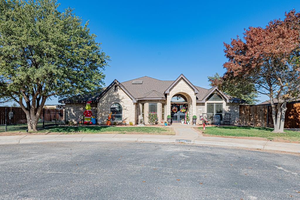 THIS BEAUTIFULLY UPDATED HOME FEATURES 4 BEDROOM, 2 1/2 BATH WITH A FLEX ROOM. THE OPEN FLOOR PLAN OFFERS TONS OF ROOM FOR ENTERTAINING ALONG WITH THE 2 OUTDOOR PATIO AREAS. SEQUESTERED PRIMARY SUITE WITH DUAL VANITIES, SOAKING TUB, SEPARATE SHOWER AND A HUGE WALK IN CLOSET. GOURMET KITCHEN WITH ISLAND, BREAKFAST BAR, GAS COOKTOP & STAINLESS APPLIANCES, FORMAL DINING AREA, INSIDE LAUNDRY ROOM WITH SINK, LANDSCAPED YARD AND IS SITTING ON A CUL-DE-SAC. DON'T DELAY- COME TAKE A LOOK TODAY!