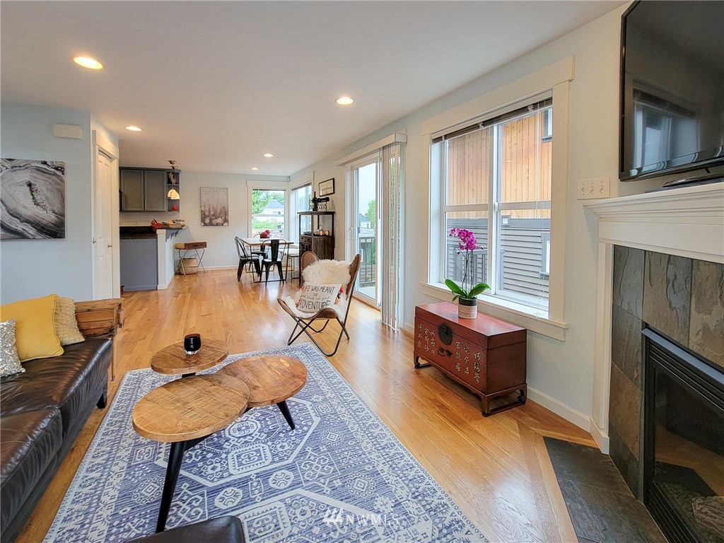 1209 Aurora Avenue N