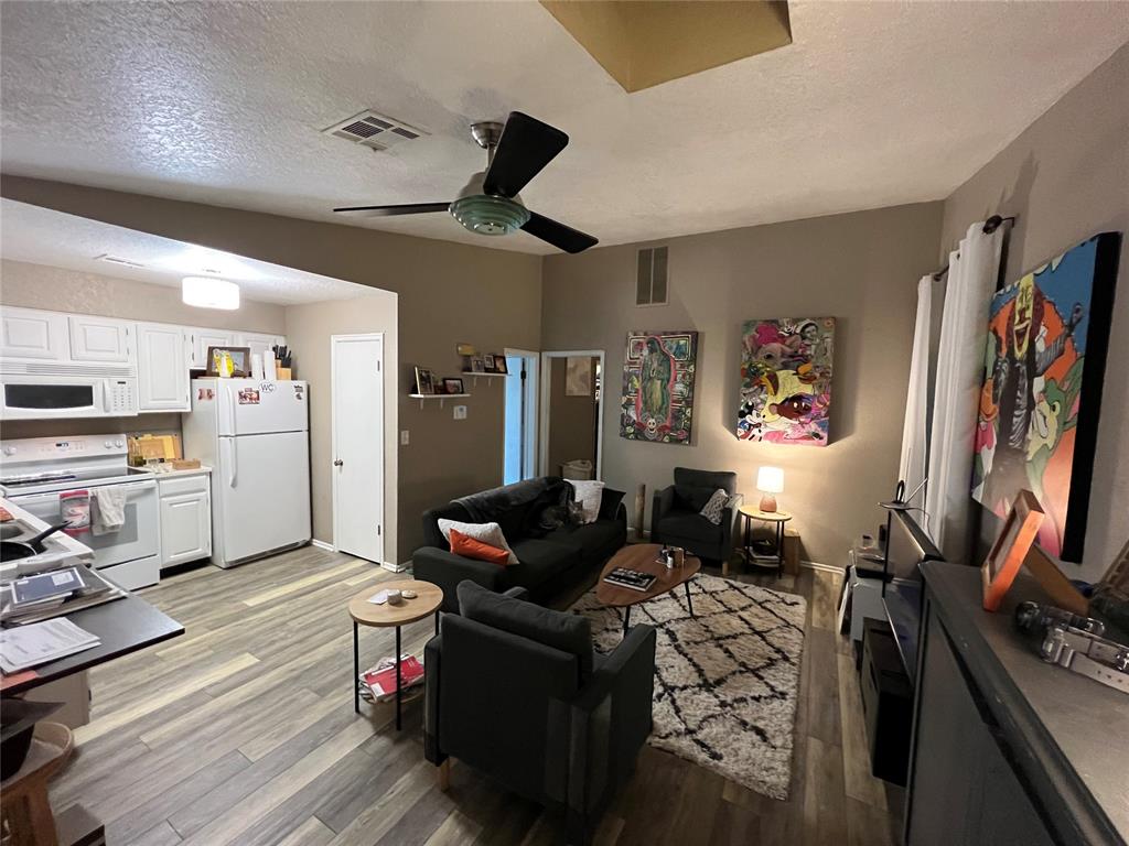 Welcome to this Charming 1-Bed, 1-Bath Condo offering low-maintenance living in a fantastic central Norman location. perfect for first time buyer, students, professionals or investors, this cozy retreat combines comfort and convenience. Ideally located just minutes from the University of Oklahoma.