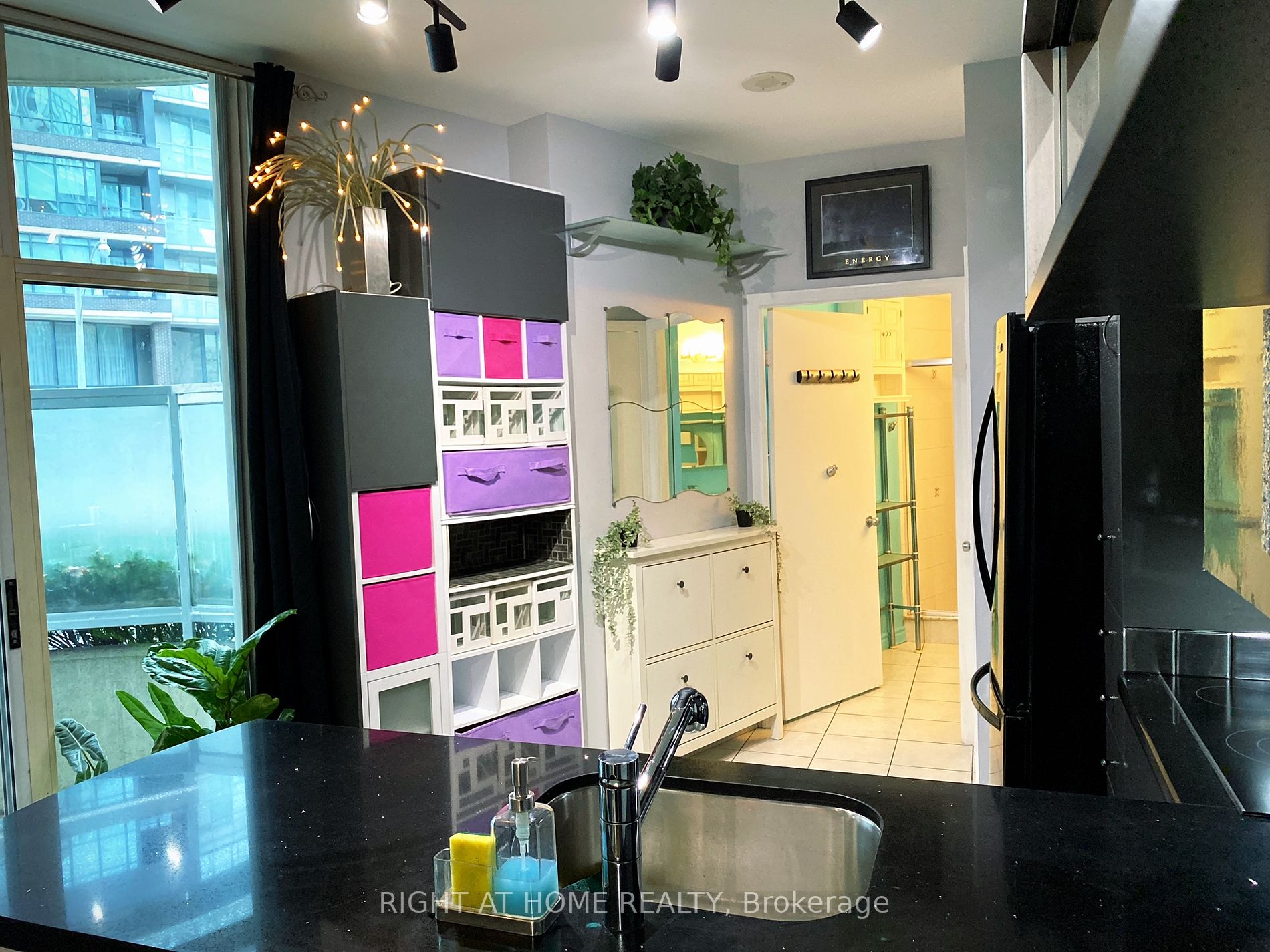 600 W Queens Quay Quay 108