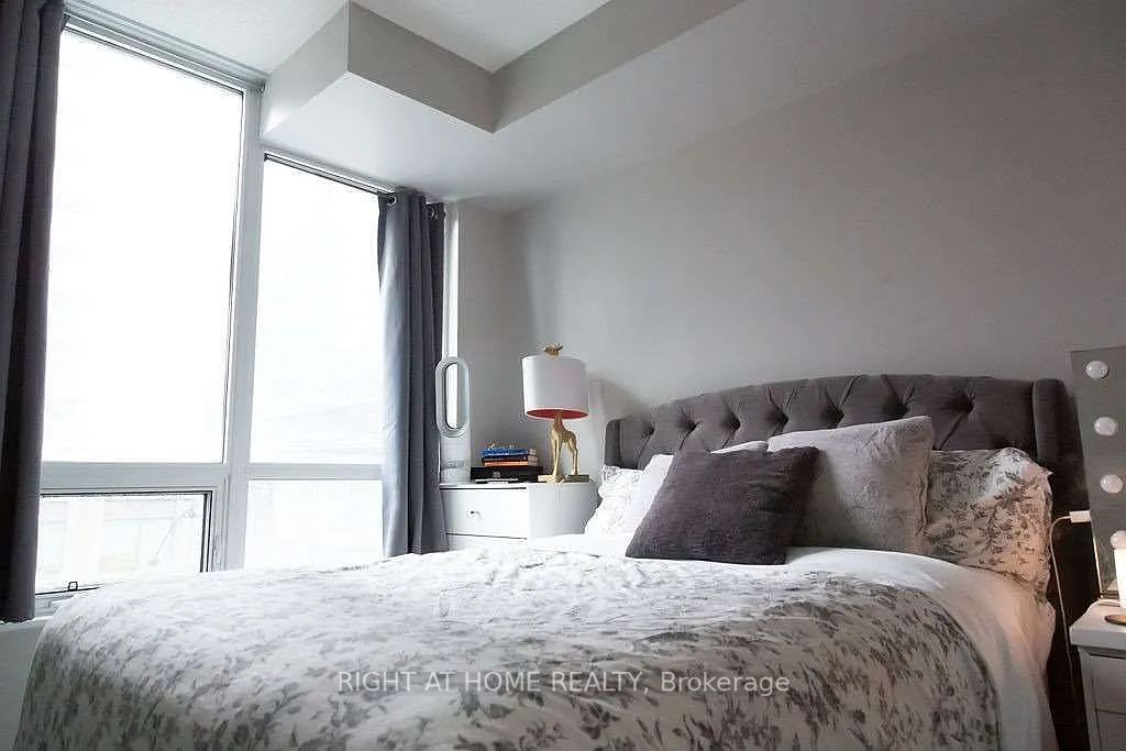 19 Grand Trunk Cres 305