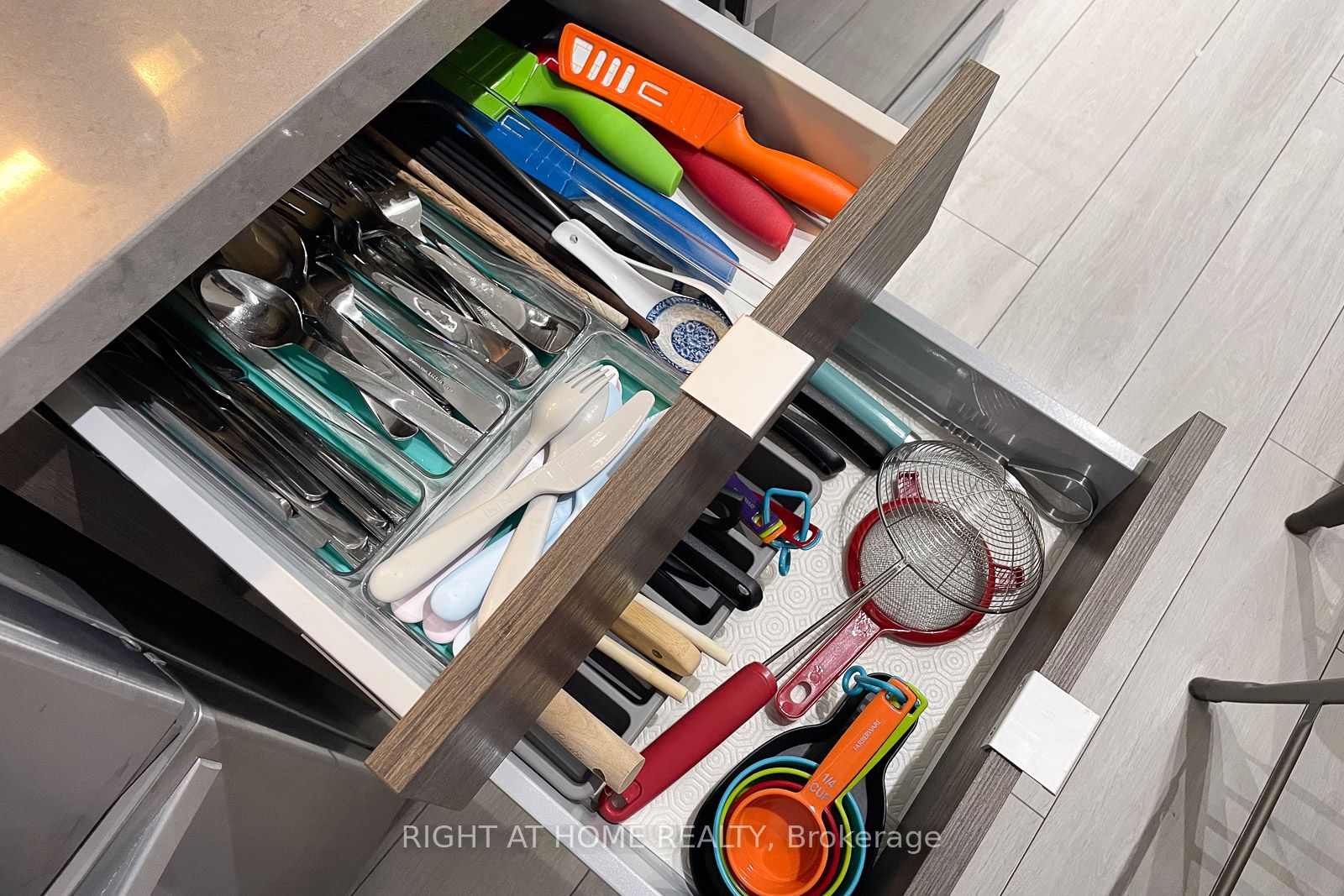 525 W Adelaide St 932