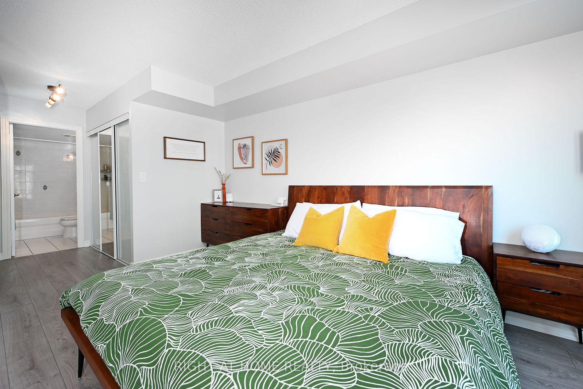 190 Manitoba St 805
