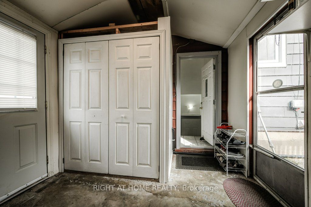 42 Collegiate Ave