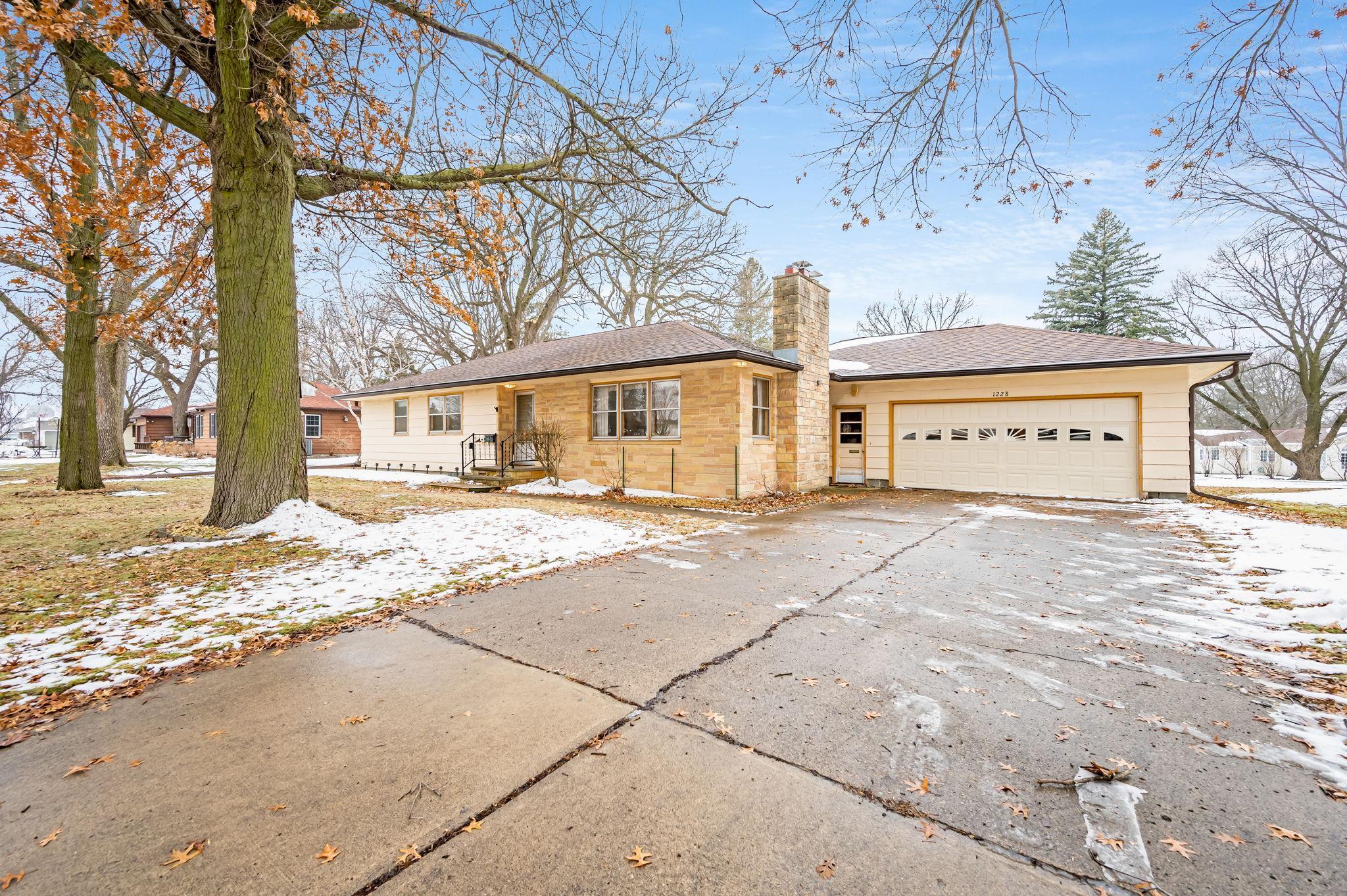 1228 S Ramsey St Blue Earth MN-02.jpg