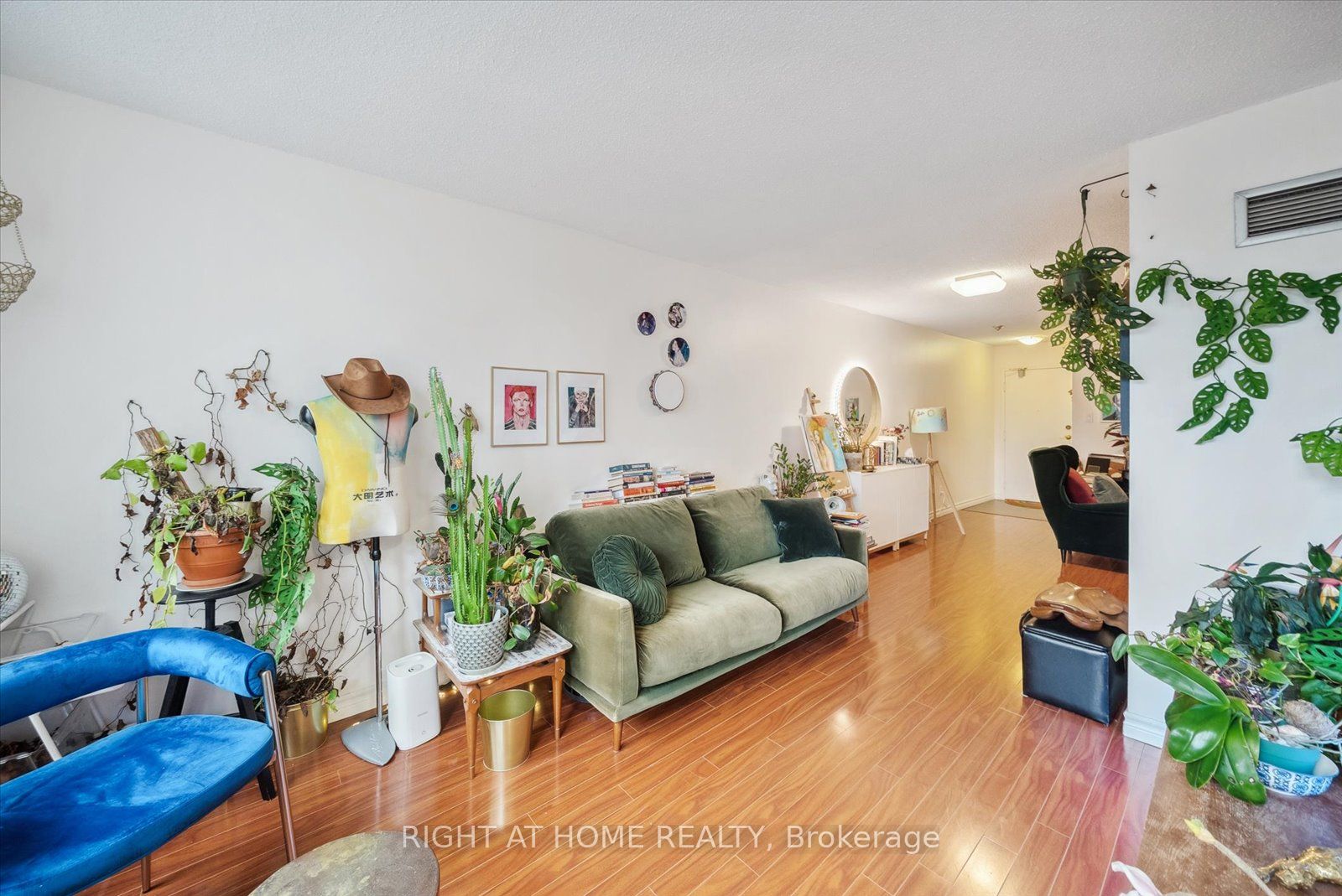 633 Bay St 1407