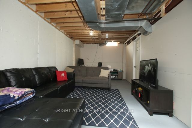 9 Macmillan Ave