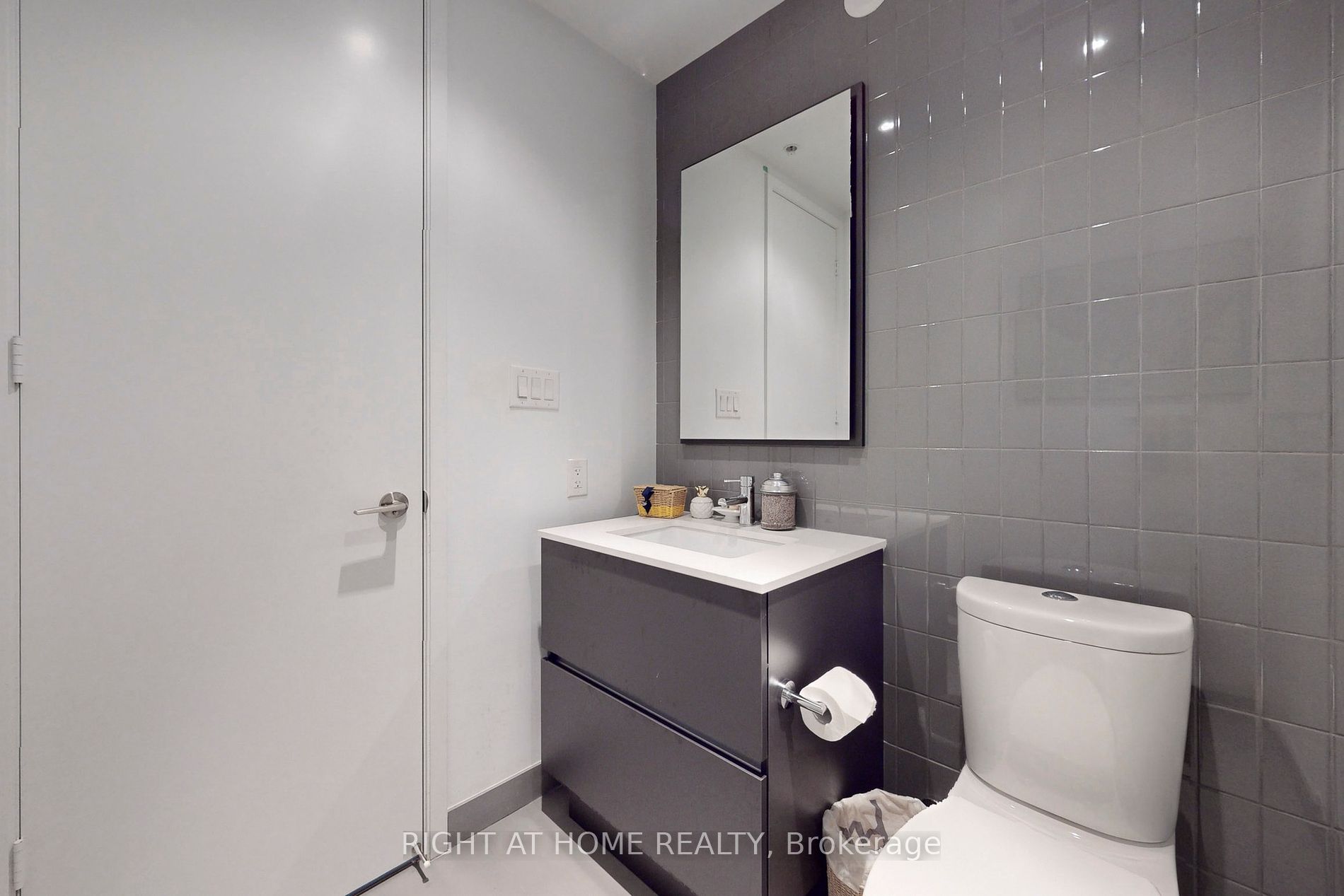 377 Madison Ave 207