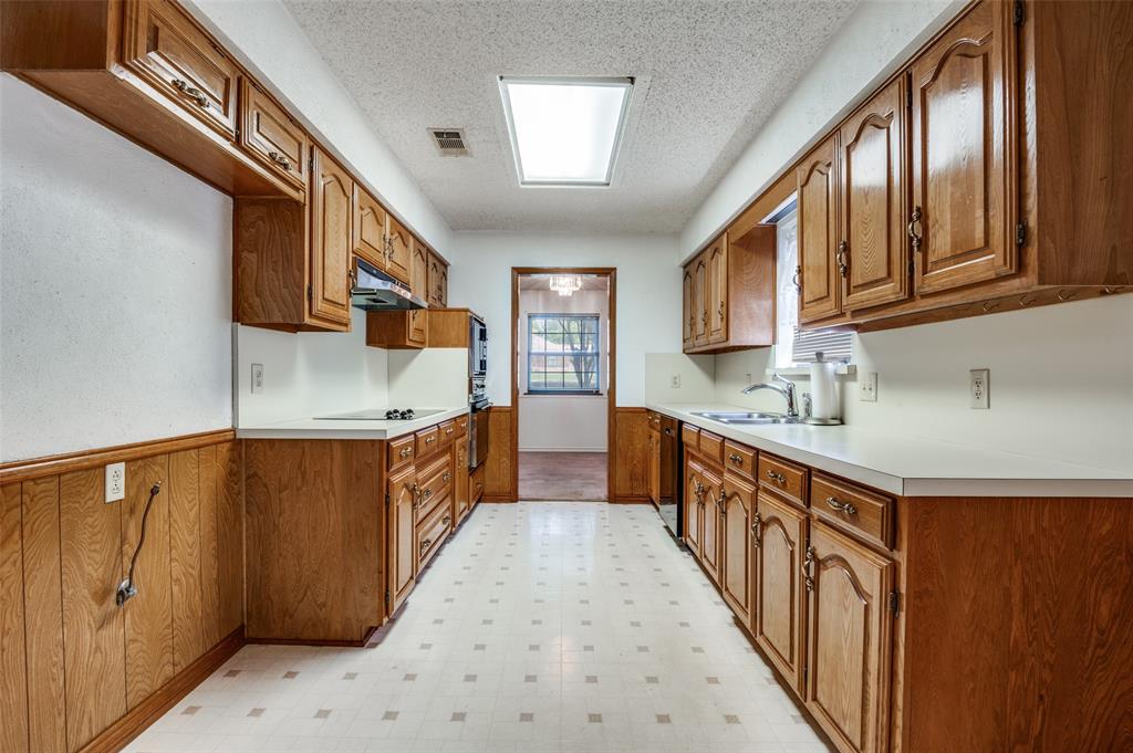405 Shadowwood Trail