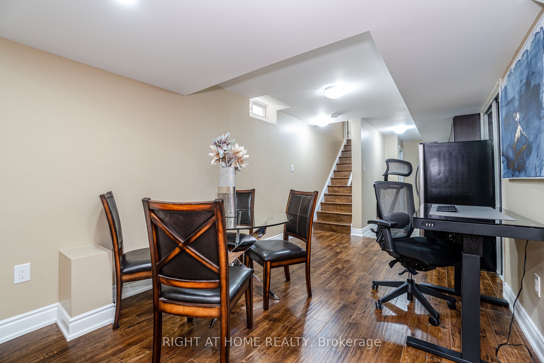 19 W Dehaviland Cres