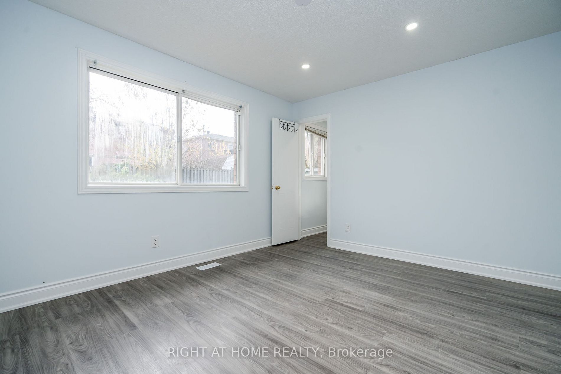 1052 Dina Cres
