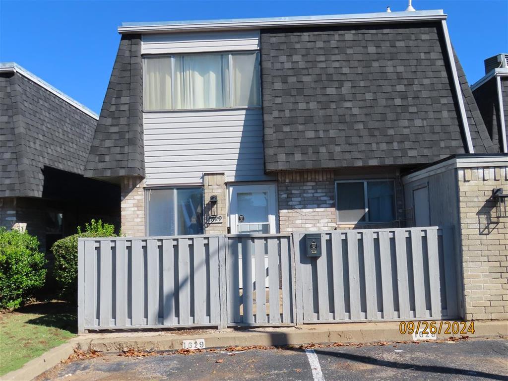 Perfect for 2 or 3 students that want a quiet place to study.8 minutes from 900 Asp by car.