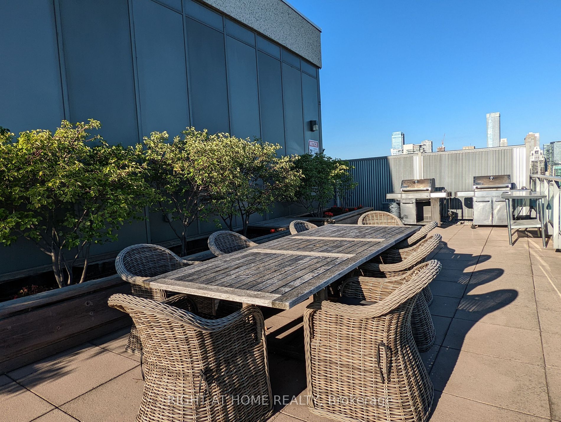 736 Spadina Ave 416