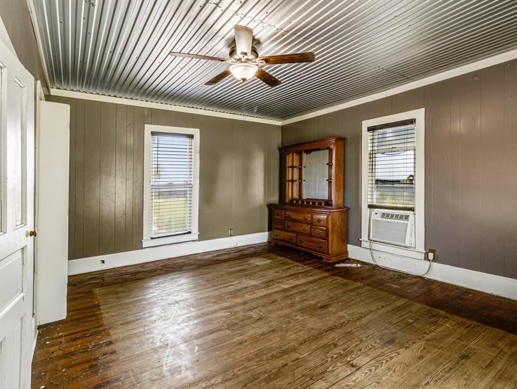 112 W Hackberry Street