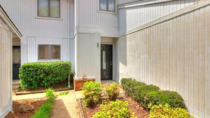 Welcome investors to your turn-key, occupied, cash-flowing 5-unit portfolio! This unit is conveniently located in south, central Norman, just off of Hwy 9, making access to Norman and I-35 quick and easy. This unit backs up to the Trails golf course which offers stunning views. Each unit includes covered parking. This condo is being sold as part of a 5 condo package, MLS #'s Unit 8- 1181349, Unit 10- 1181351, Unit 12- 1181353,
Unit 22- 1181355.