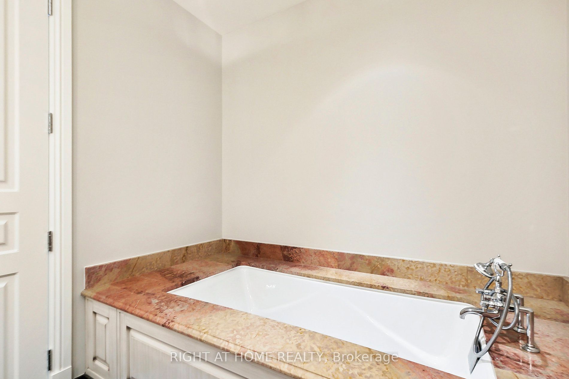 183 W Wellington St 3902