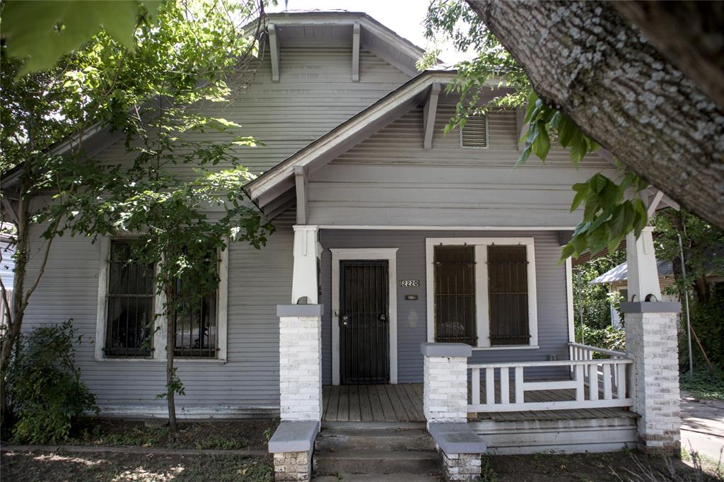 Located in the vibrant heart of Fort Worth, this 3-bedroom, 2-bathroom home offers plenty of space and historic charm. Located just minutes from the iconic Stockyards Cultural District, this home provides easy access to dining, entertainment, and shopping.