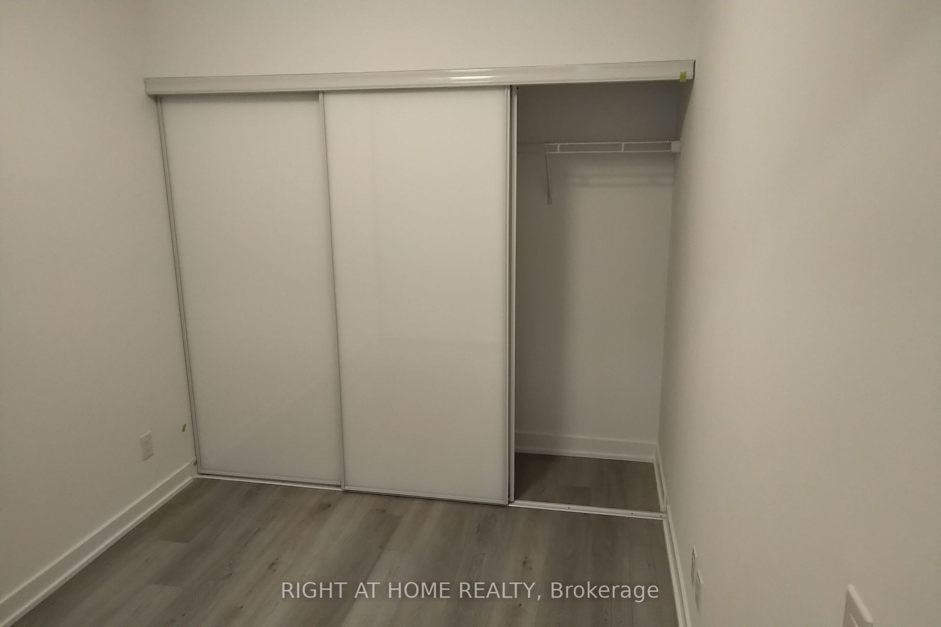 5 Defries St 422