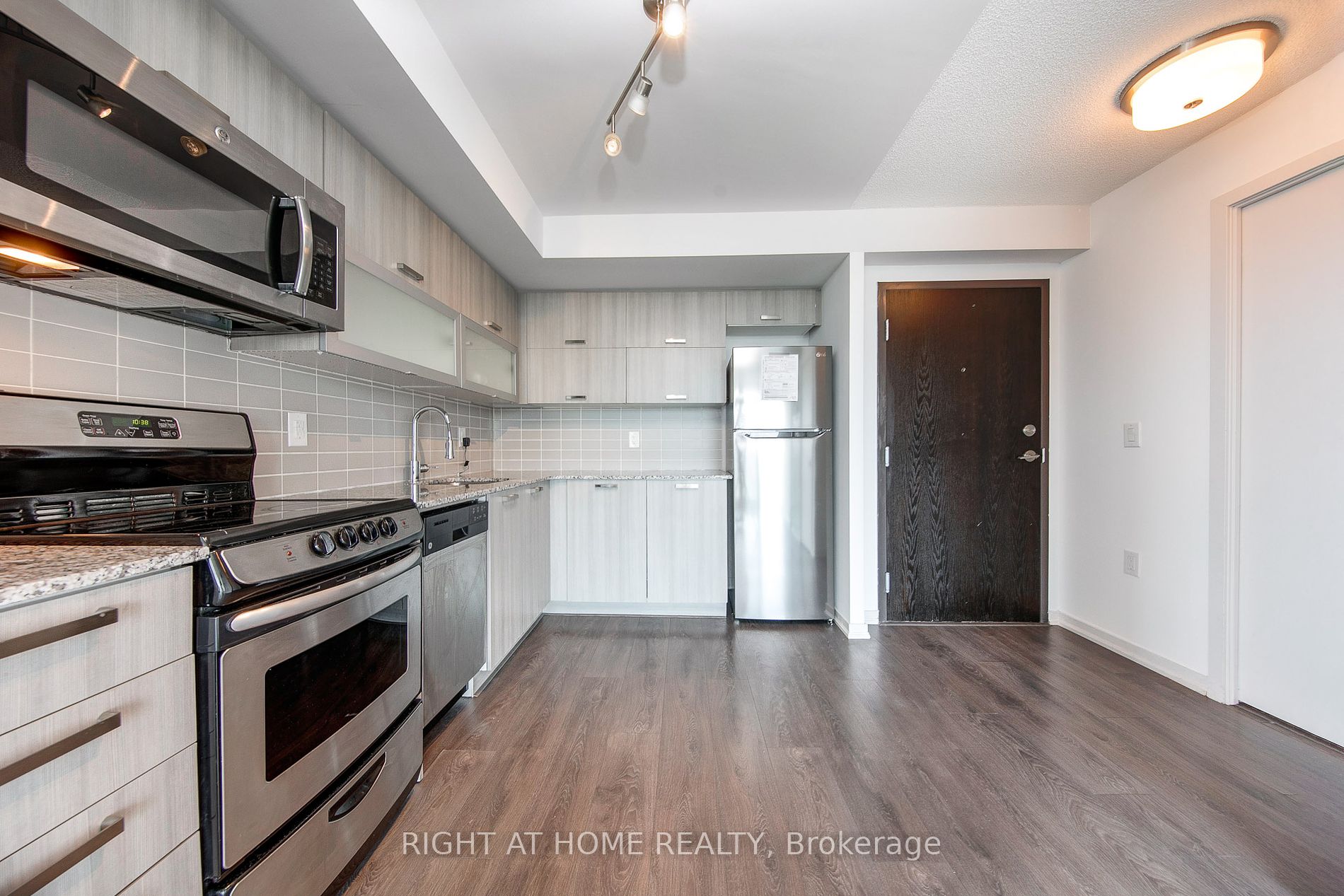 36 Lisgar St 2110E