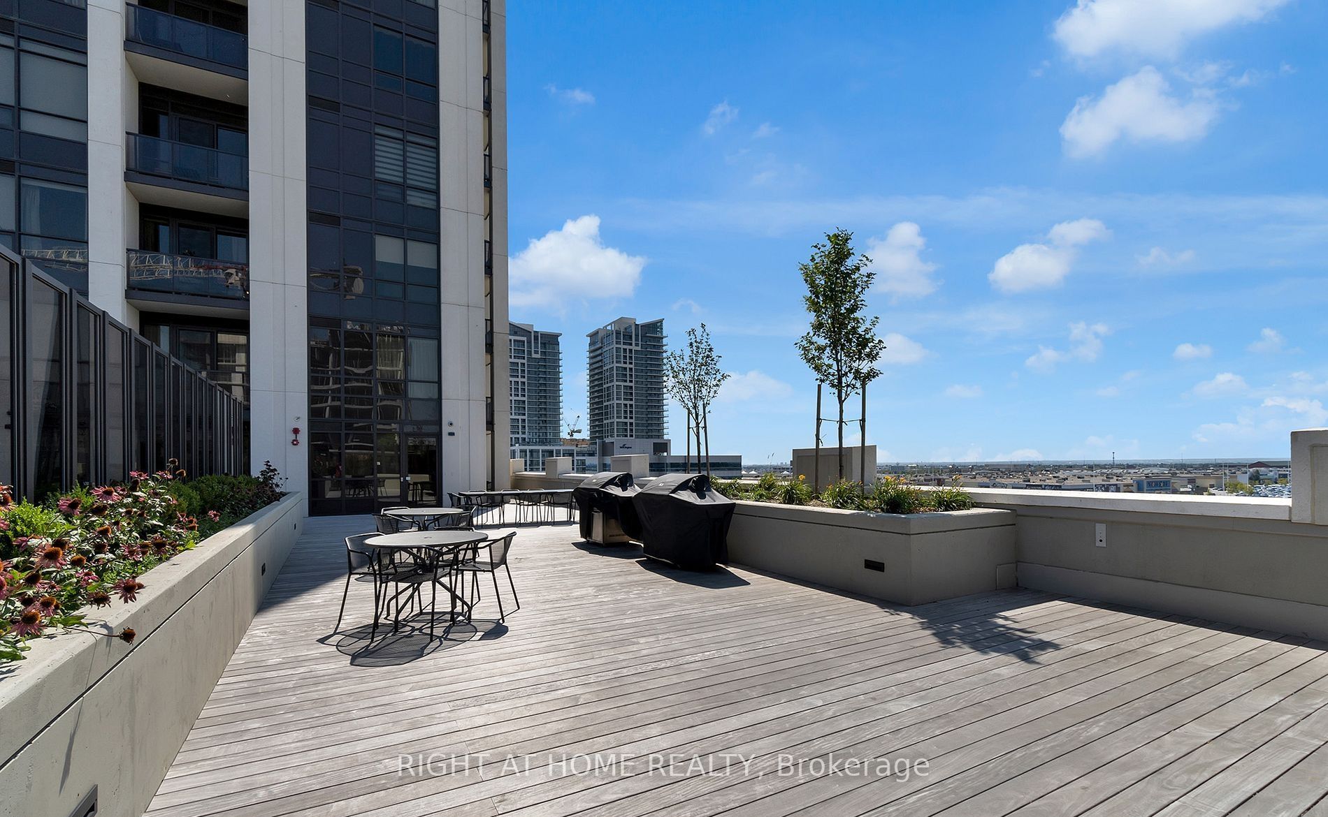9085 Jane St 811