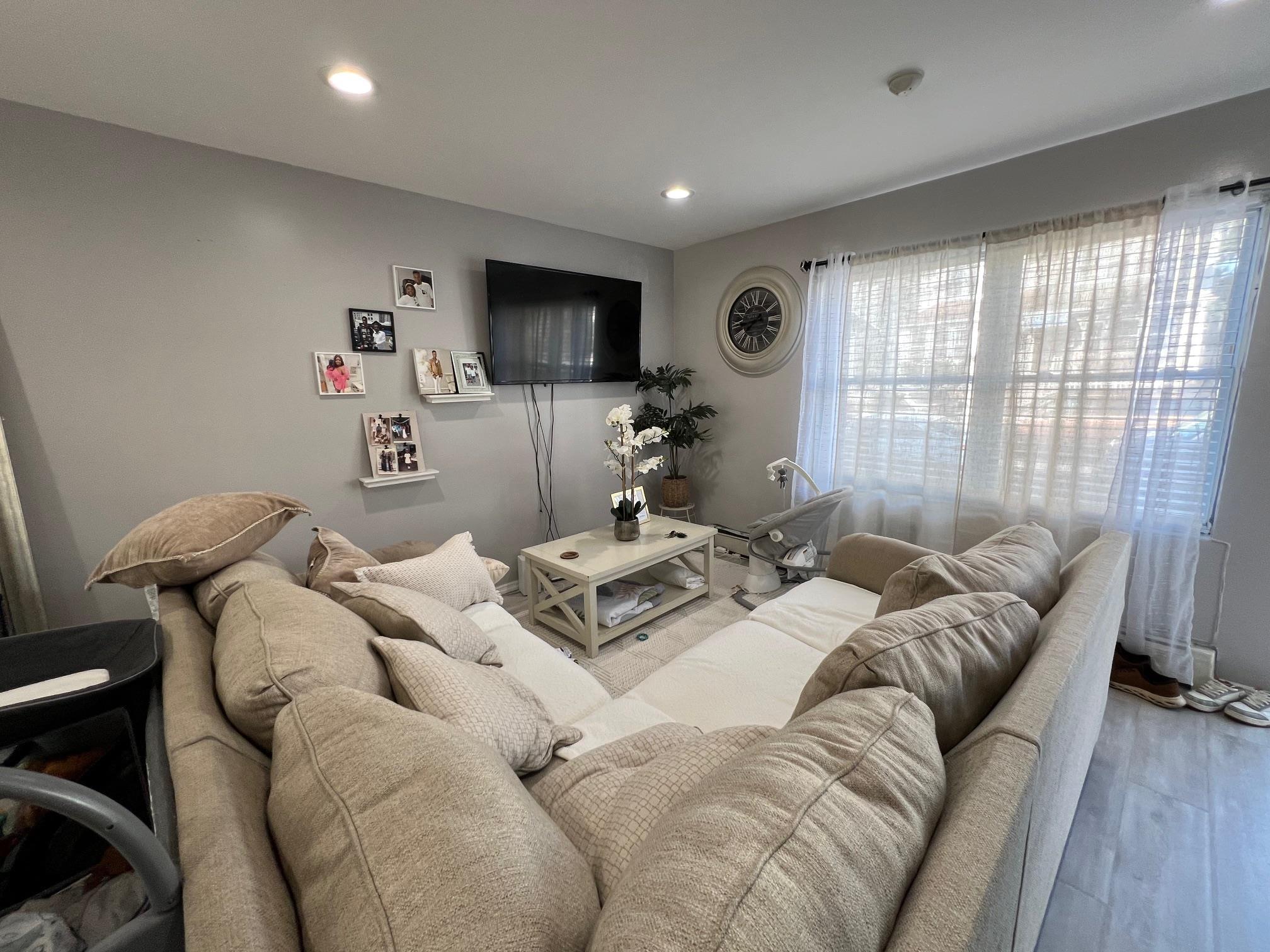 Beautiful One family home in good condition with parking for  2 cars at the rear.
